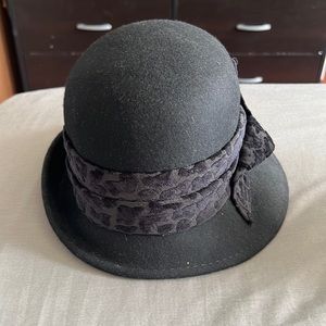 Black wool hat with trim